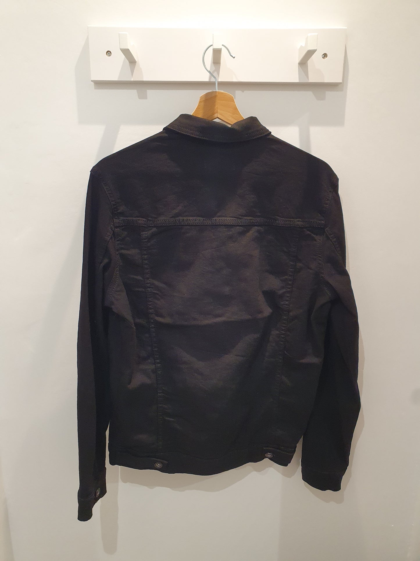 Veste en jean noire cintrée stretch moderne pour homme