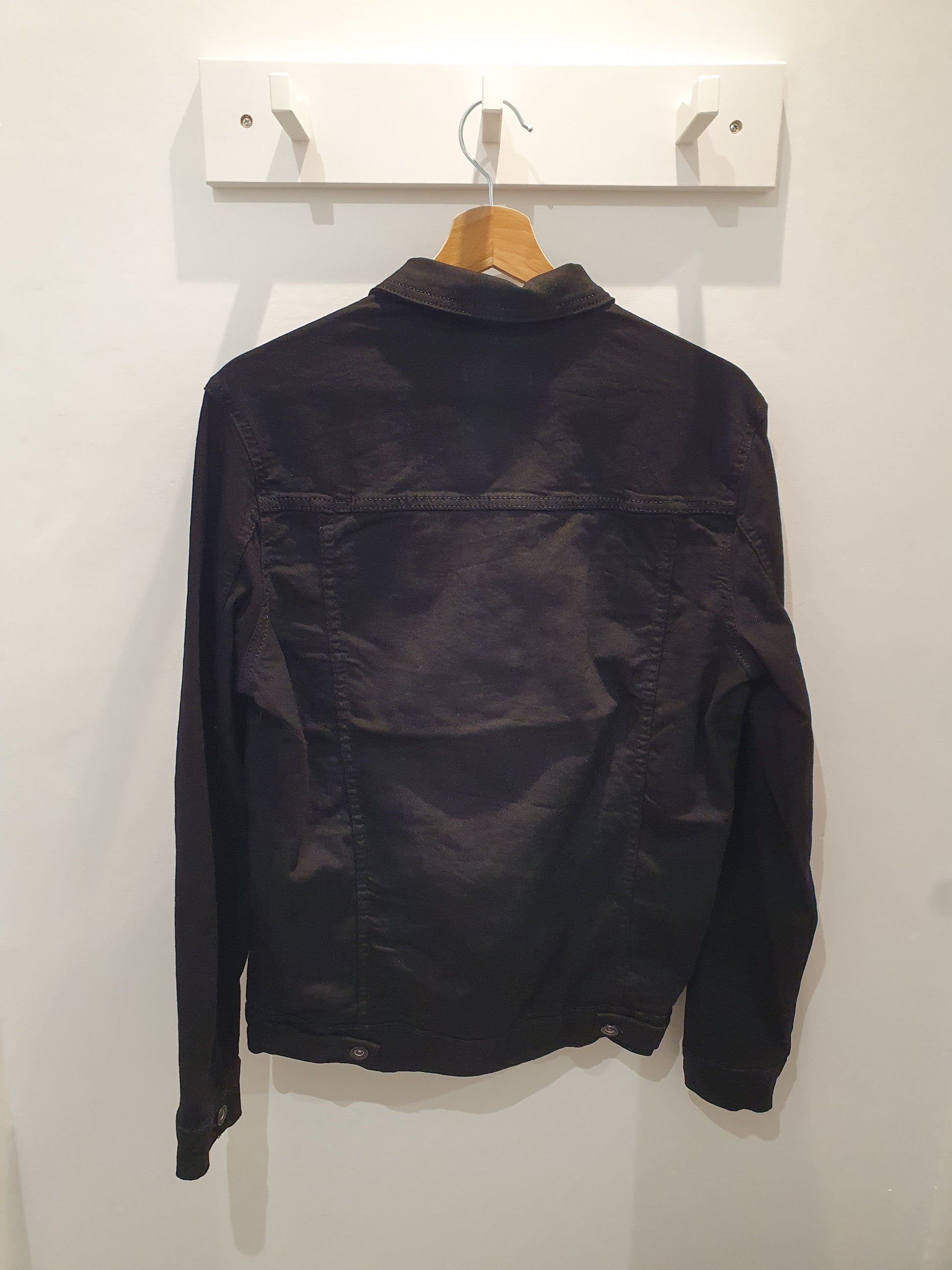 Veste en jean noire cintrée stretch moderne pour homme