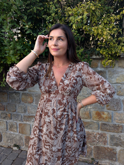 Robe courte fleurie beige et noir manches longues
