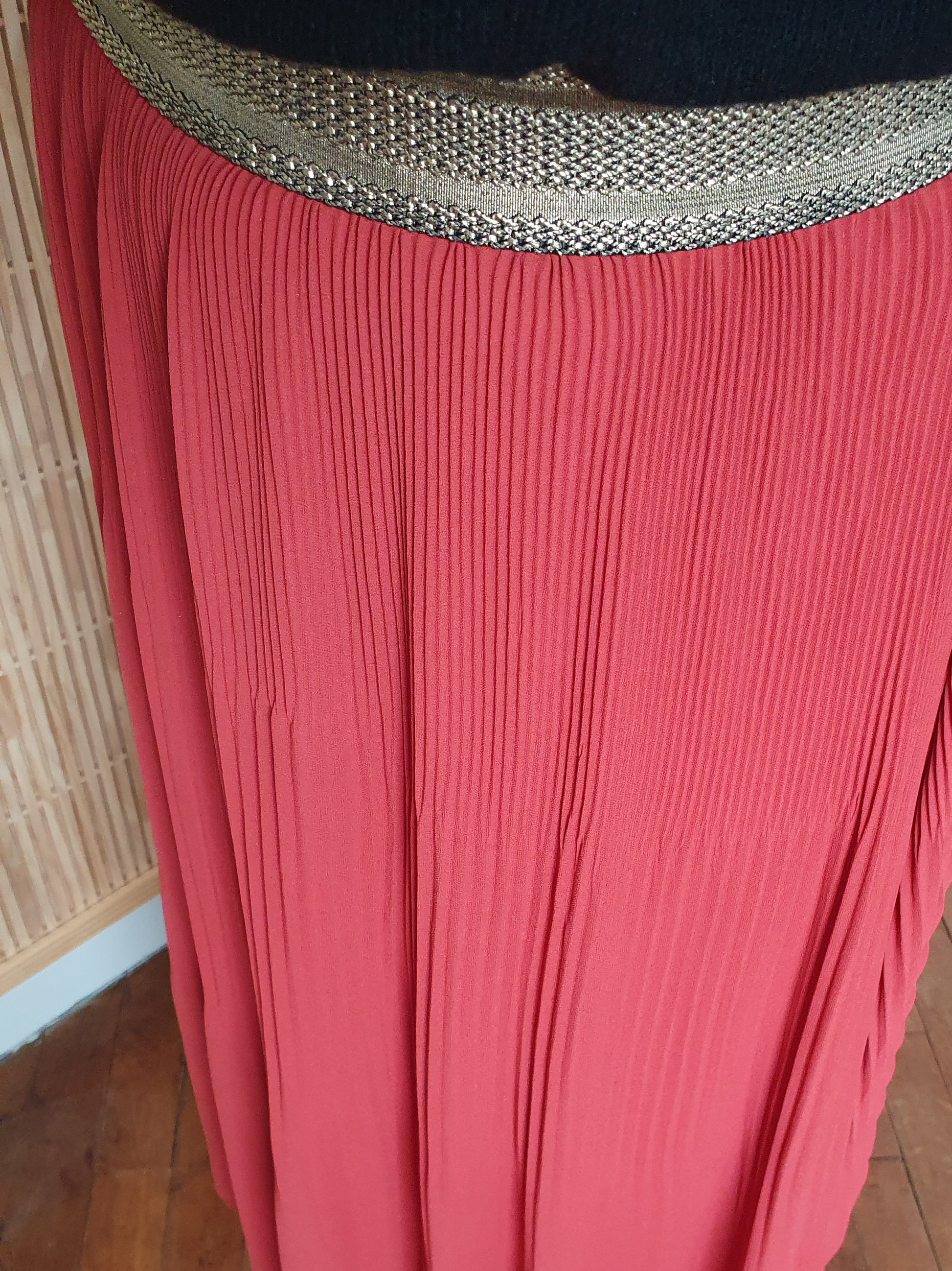 Jupe longue plissée terracotta avec taille élastique doré