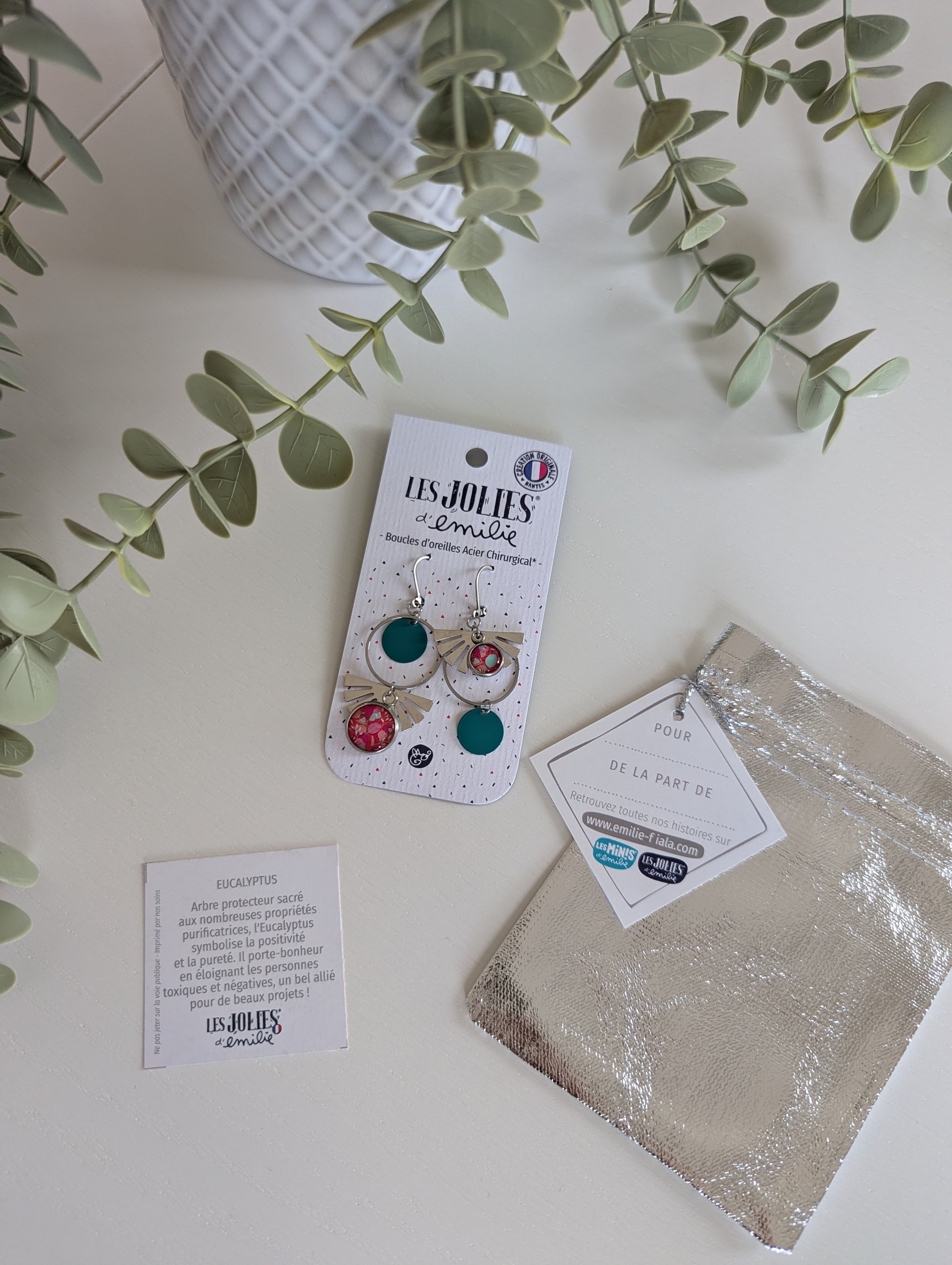 Boucles d'oreilles Isis eucalyptus argenté asymétrique