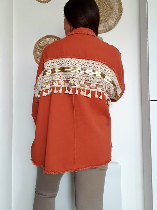 Veste terracotta avec pompons au dos et broderie oversize