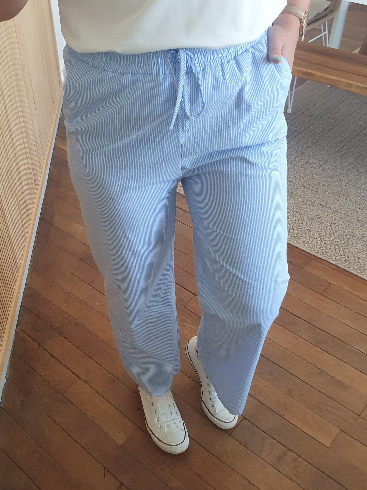 Pantalon rayé bleu et blanc fluide en coton pour femme