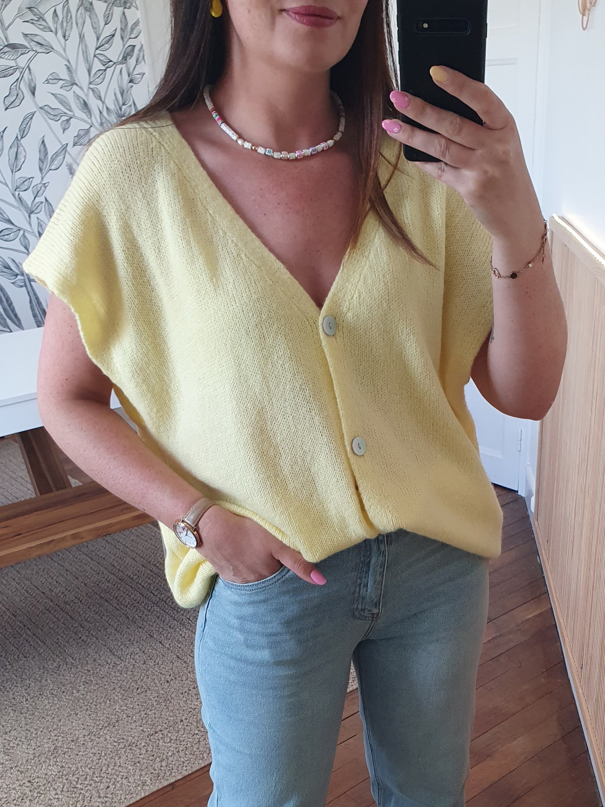 Gilet sans manches jaune pale tout doux avec boutons nacrés