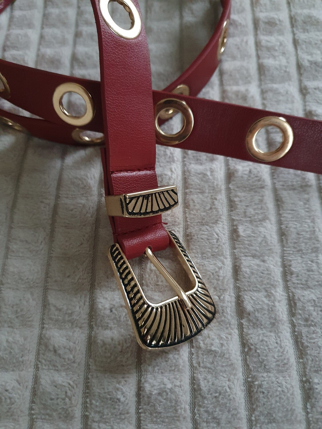 Ceinture bordeaux à oeillets plusieurs crans boucle dorée