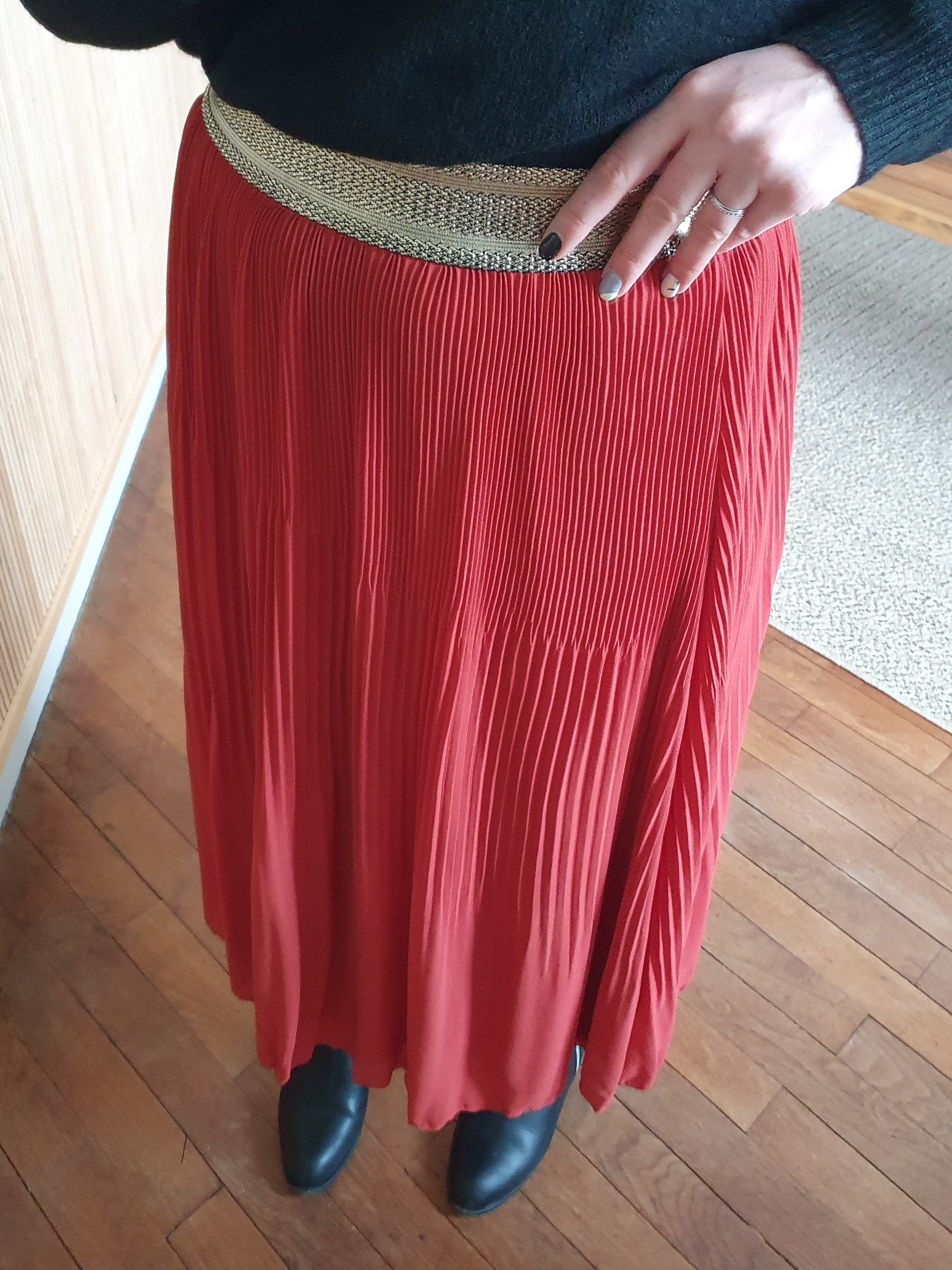 Jupe longue plissée terracotta avec taille élastique doré