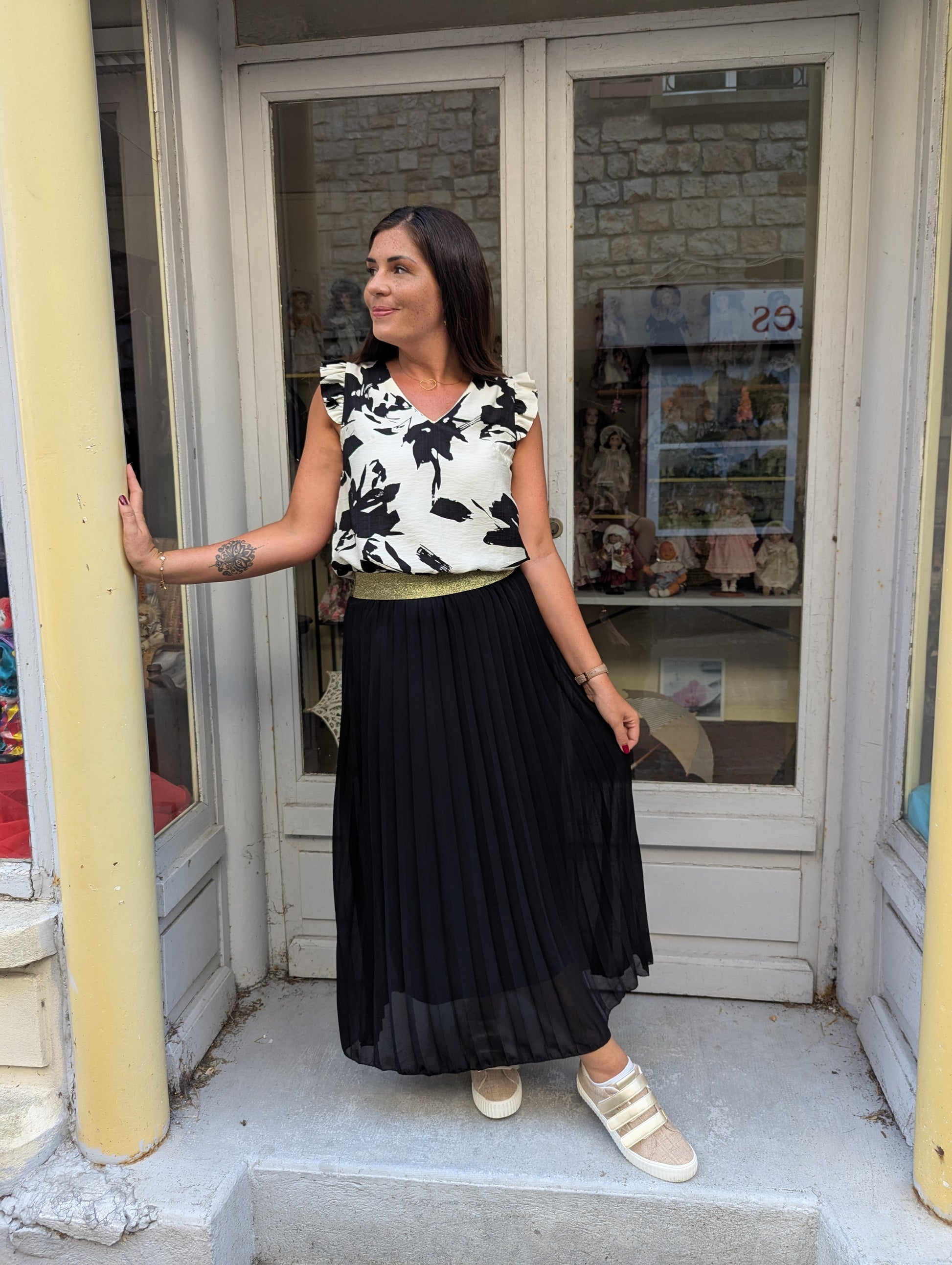 Top col en v écru et noir liseré doré femme fluide