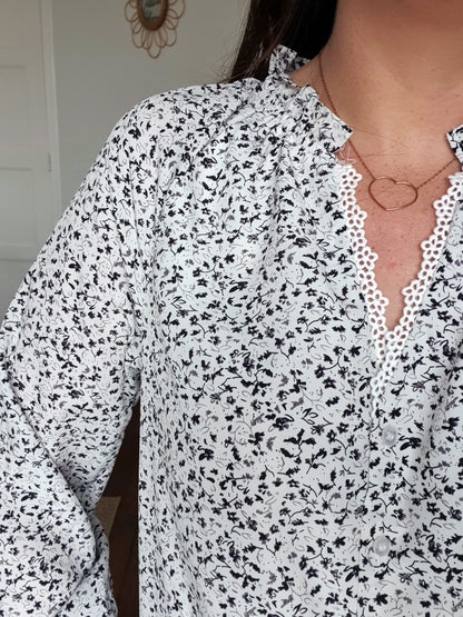 Blouse fleurie blanc et noir fluide avec boutons devant
