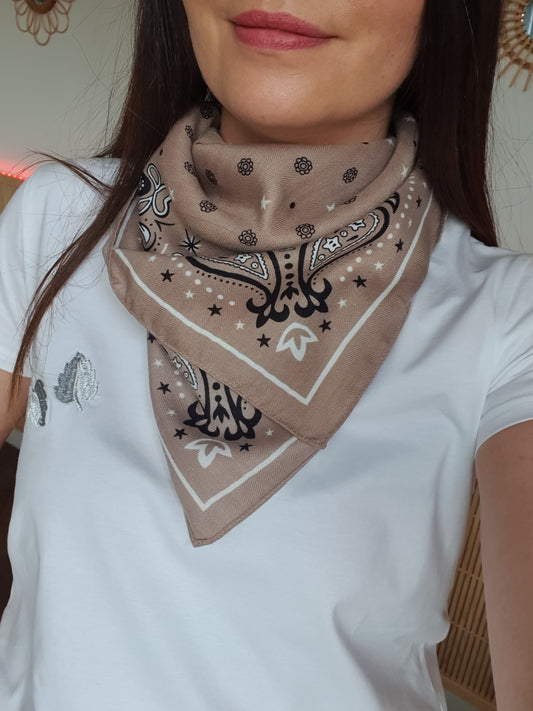 Foulard carré taupe viscose satiné bandana motif cachemire