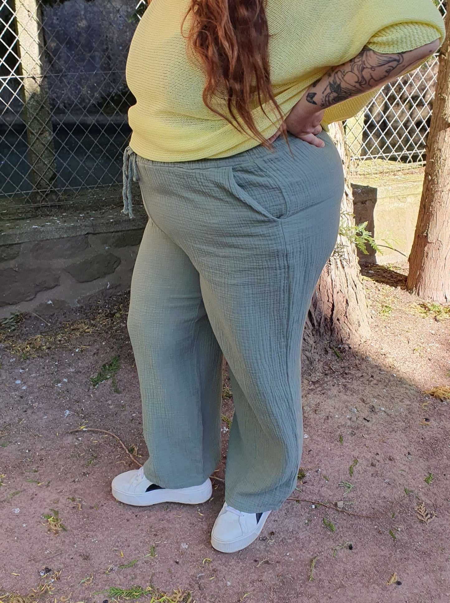 Pantalon gaze de coton couleur kaki grande taille curvy