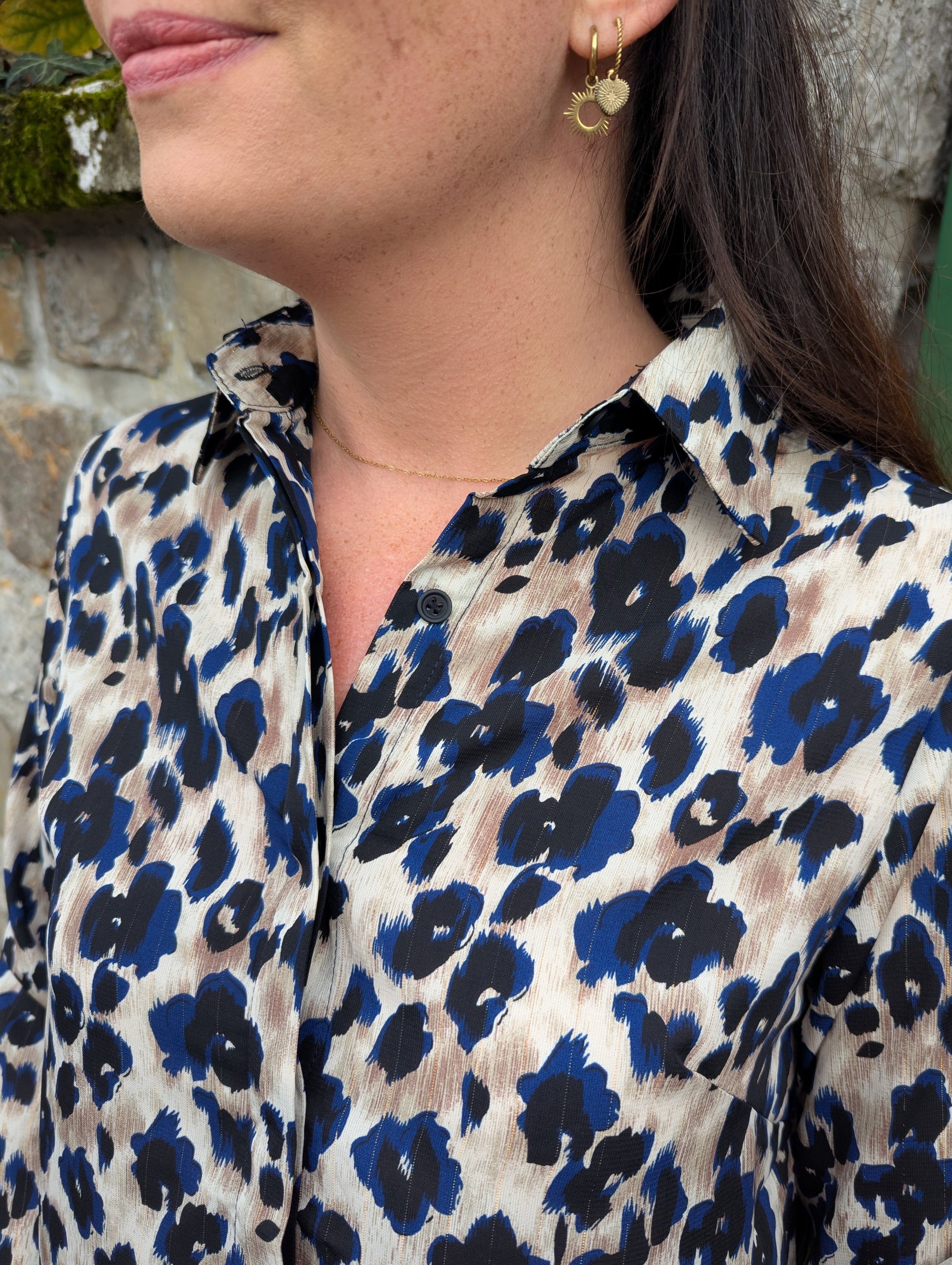 Chemise fluide fleuri motif léopard noir bleu beige