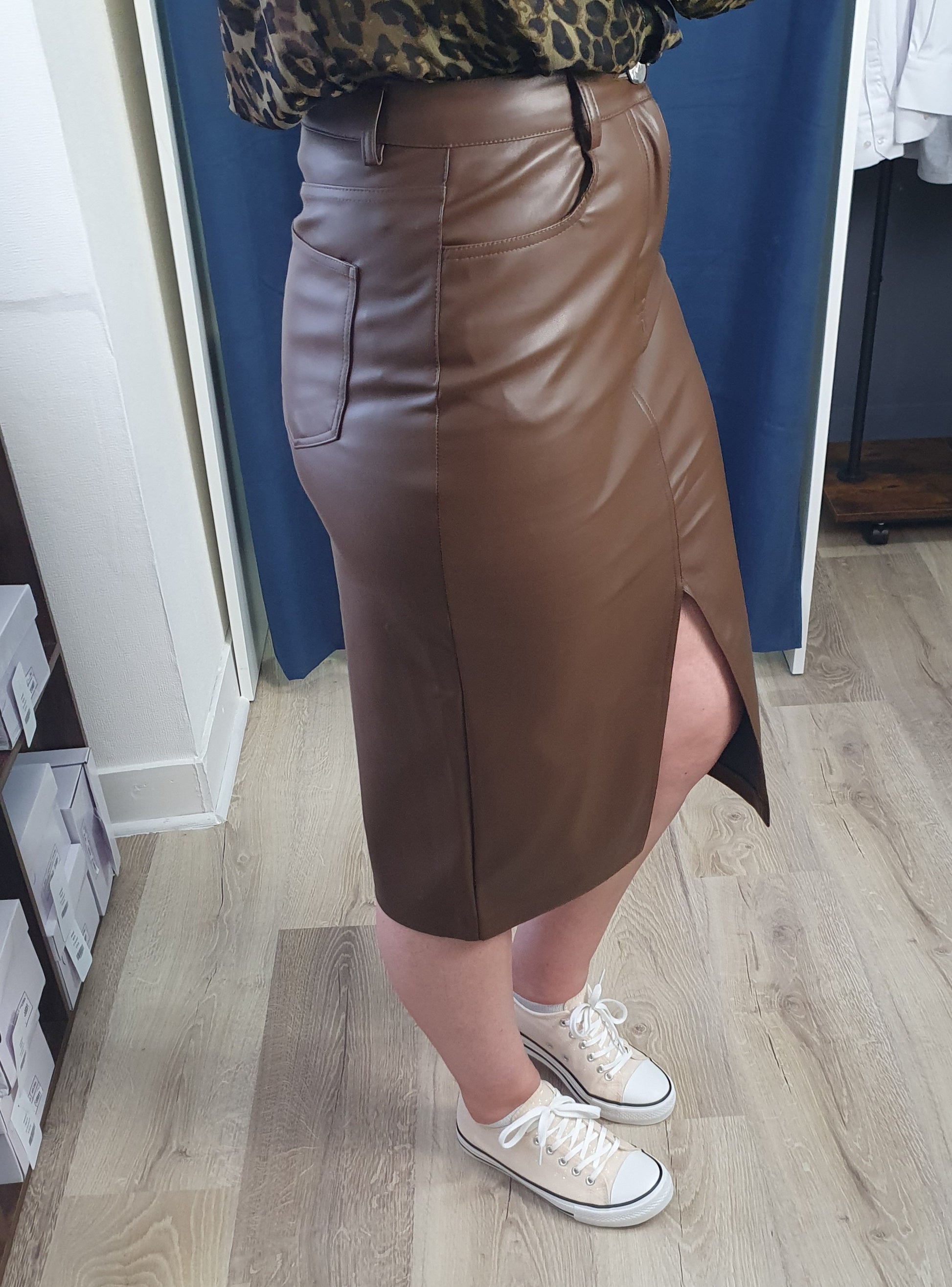 Jupe simili cuir marron chocolat avec fente sur le devant