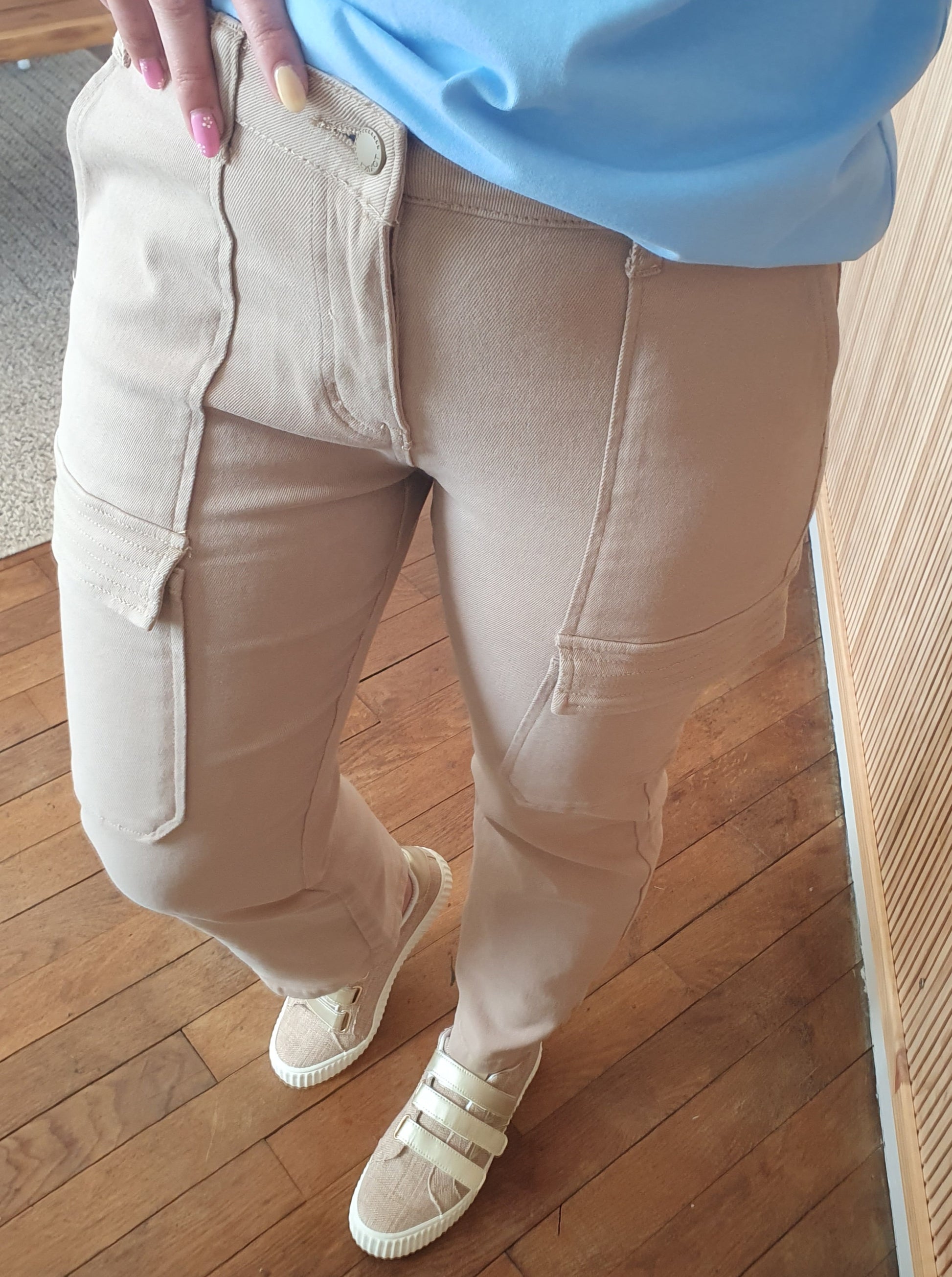 Pantalon beige coupe cargo avec poches tendance pour femme