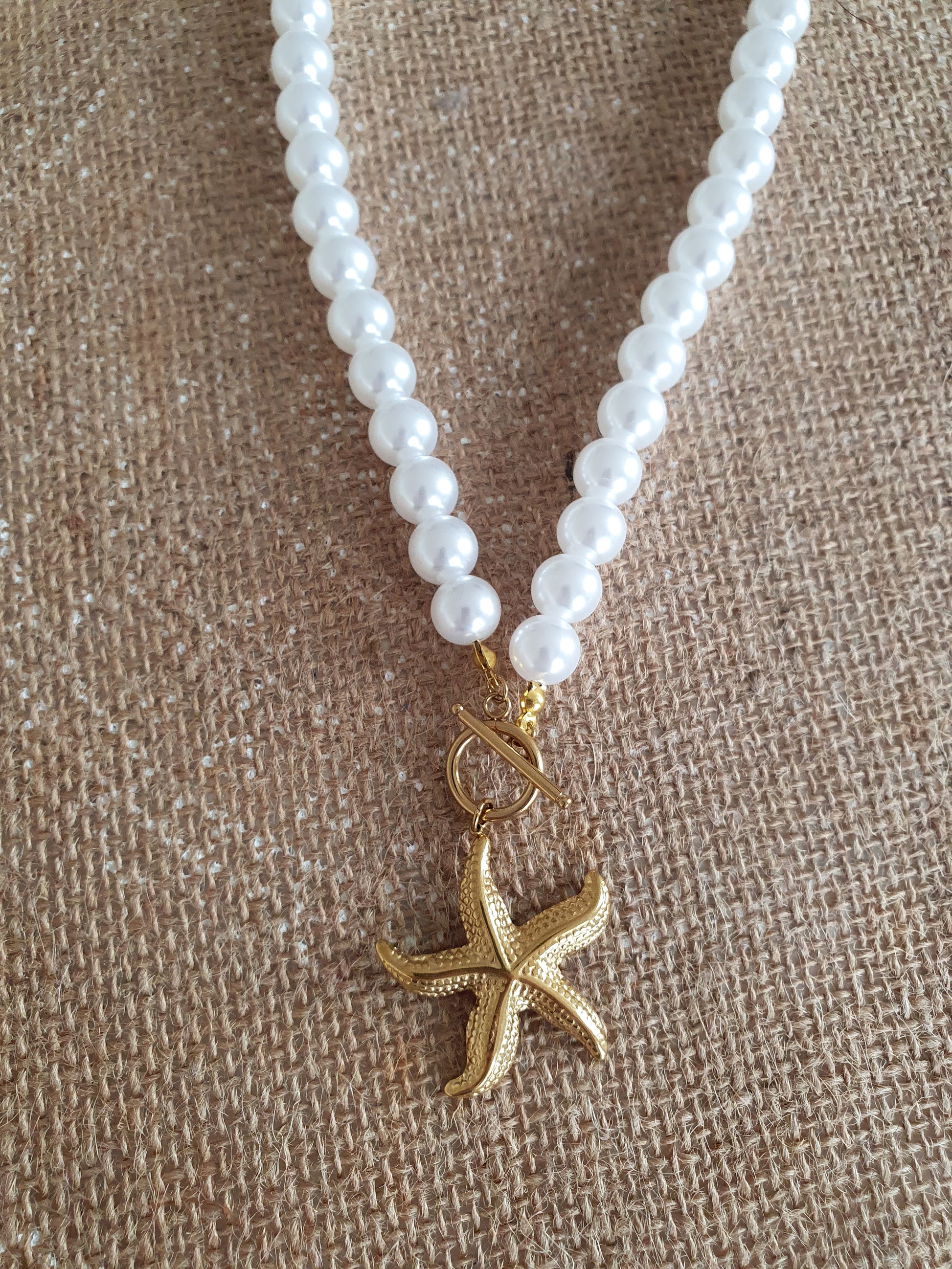 Collier perles blanches étoile de mer dorée tendance femme