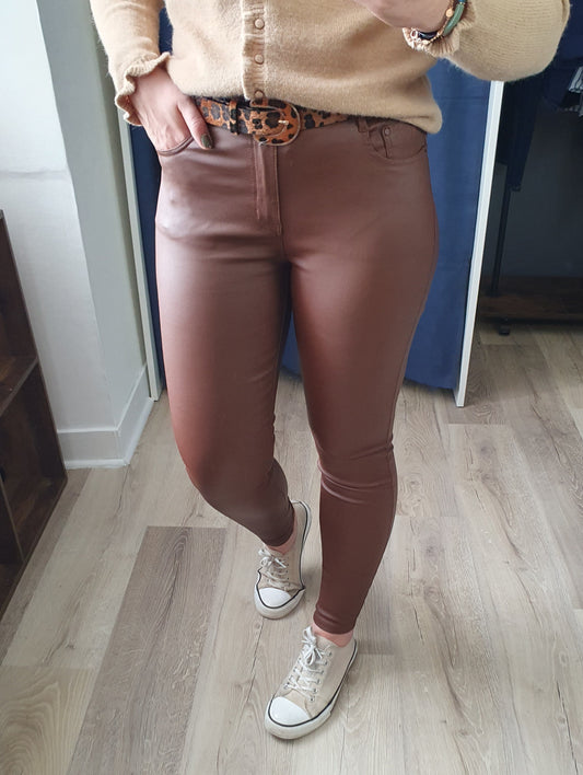 Pantalon en simili cuir marron camel matière stretch femme