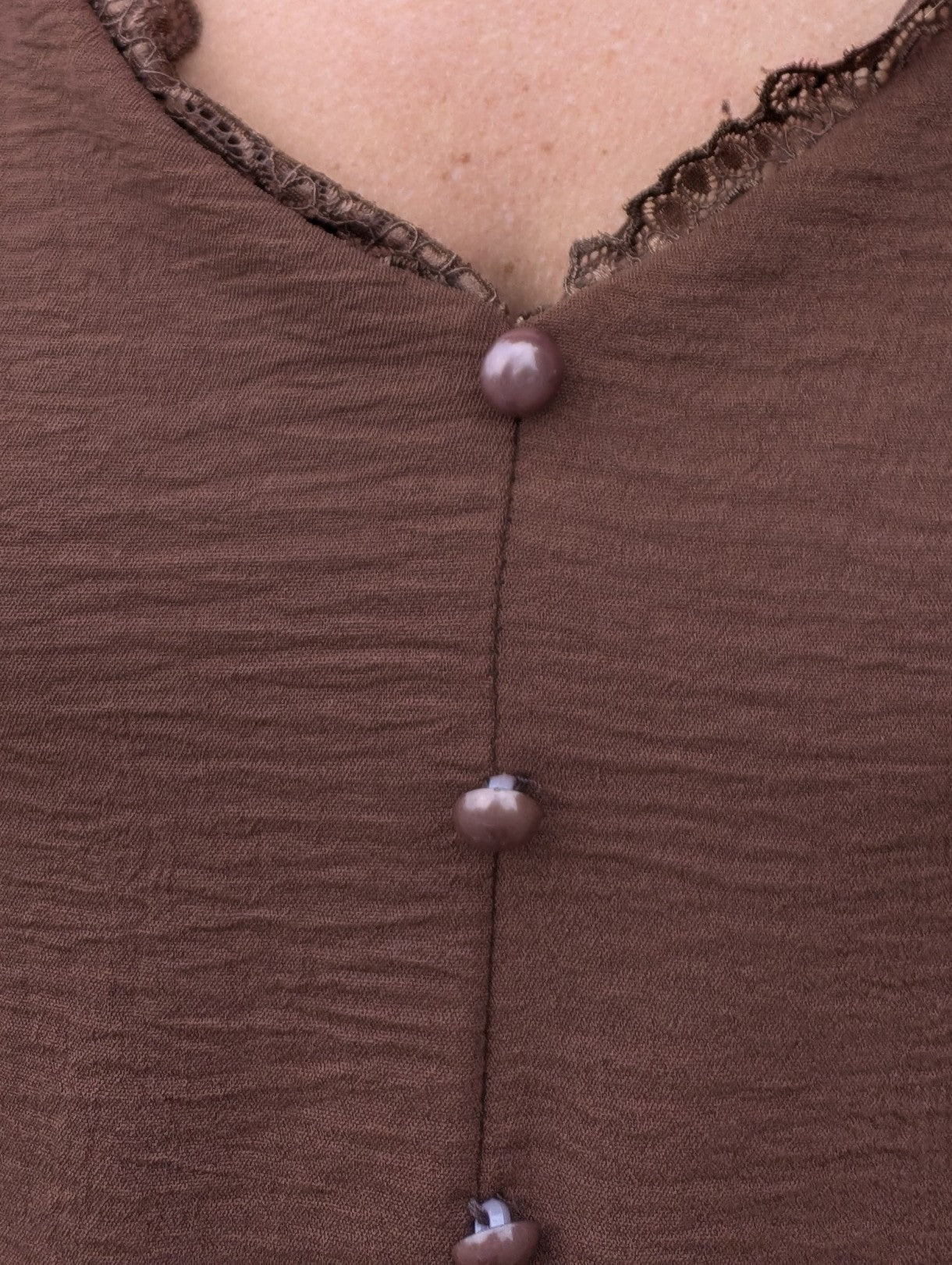 Top débardeur fluide marron chocolat avec boutons devant