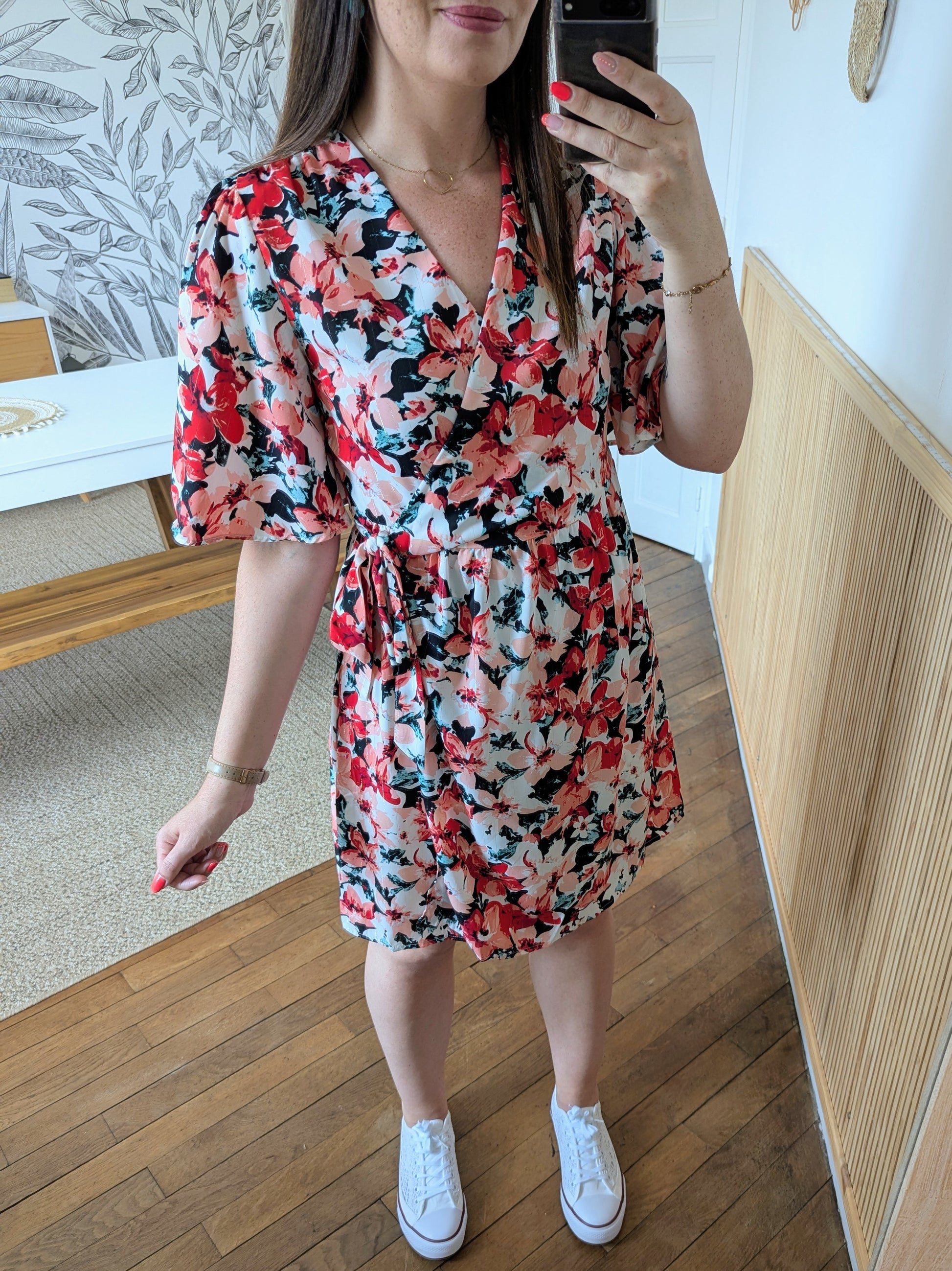 Robe courte fleurie cache-coeur et coupe portefeuille rose