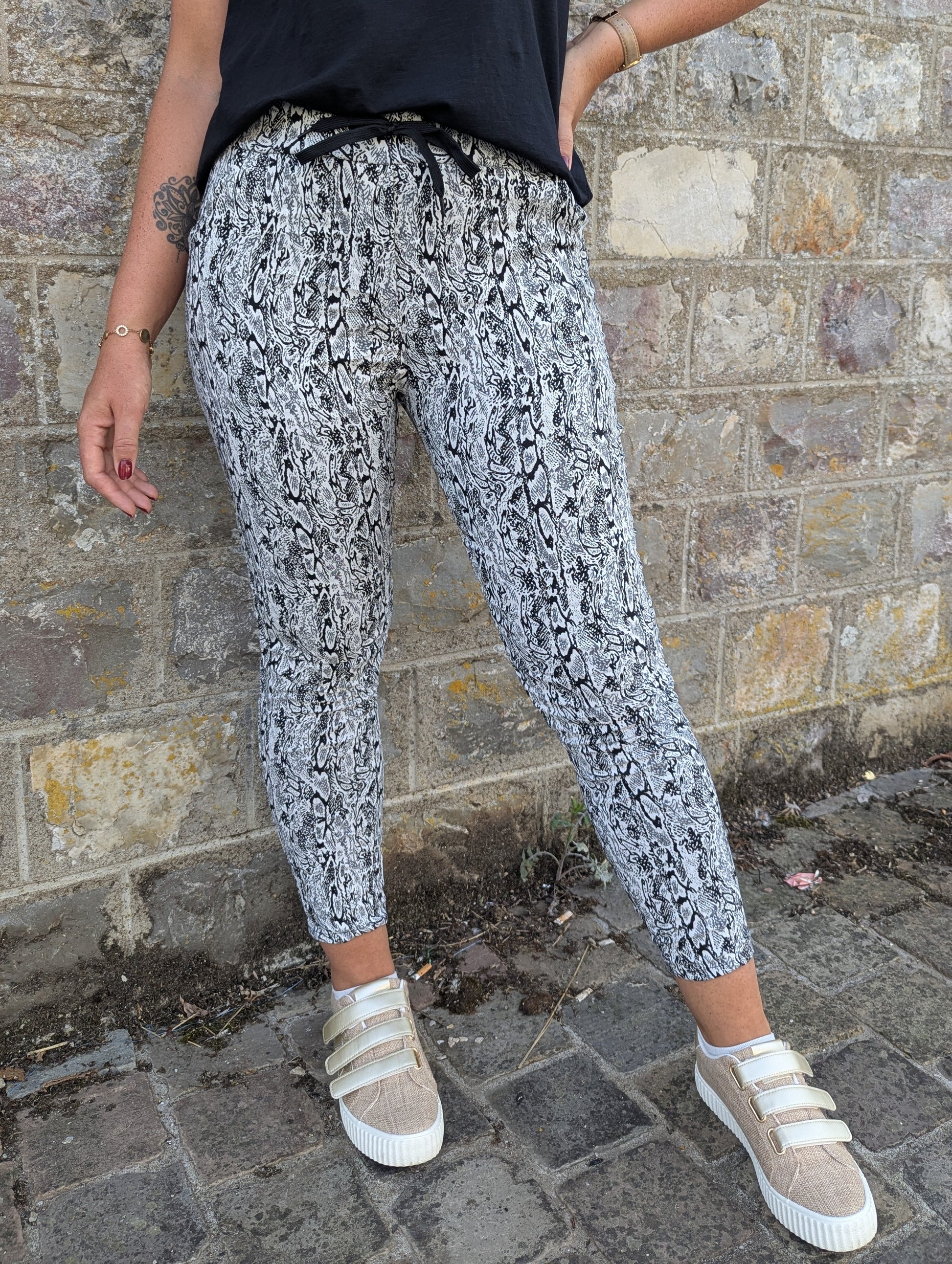 Pantalon jogging femme serpent noir blanc gris