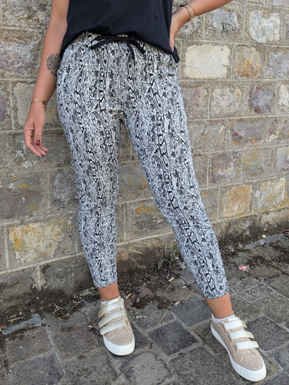 Pantalon jogging femme serpent noir blanc gris