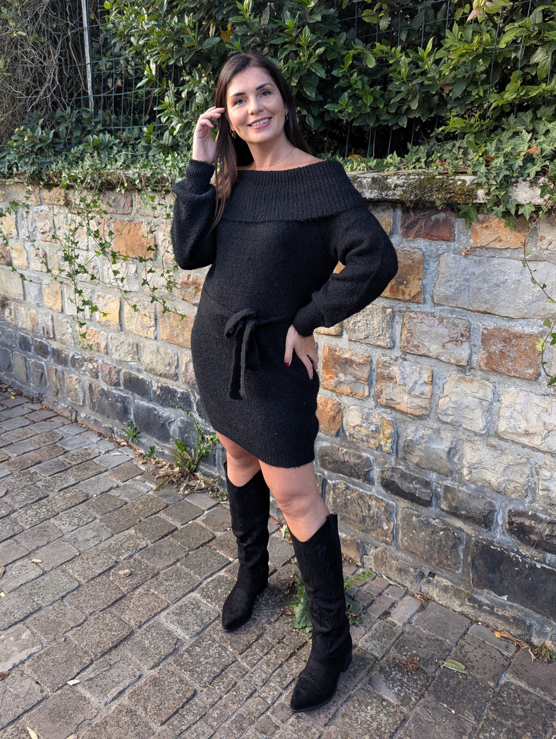 Robe pull noir avec col revers épaules et ceinture