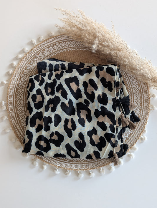 Foulard léopard beige marron noir avec pompons