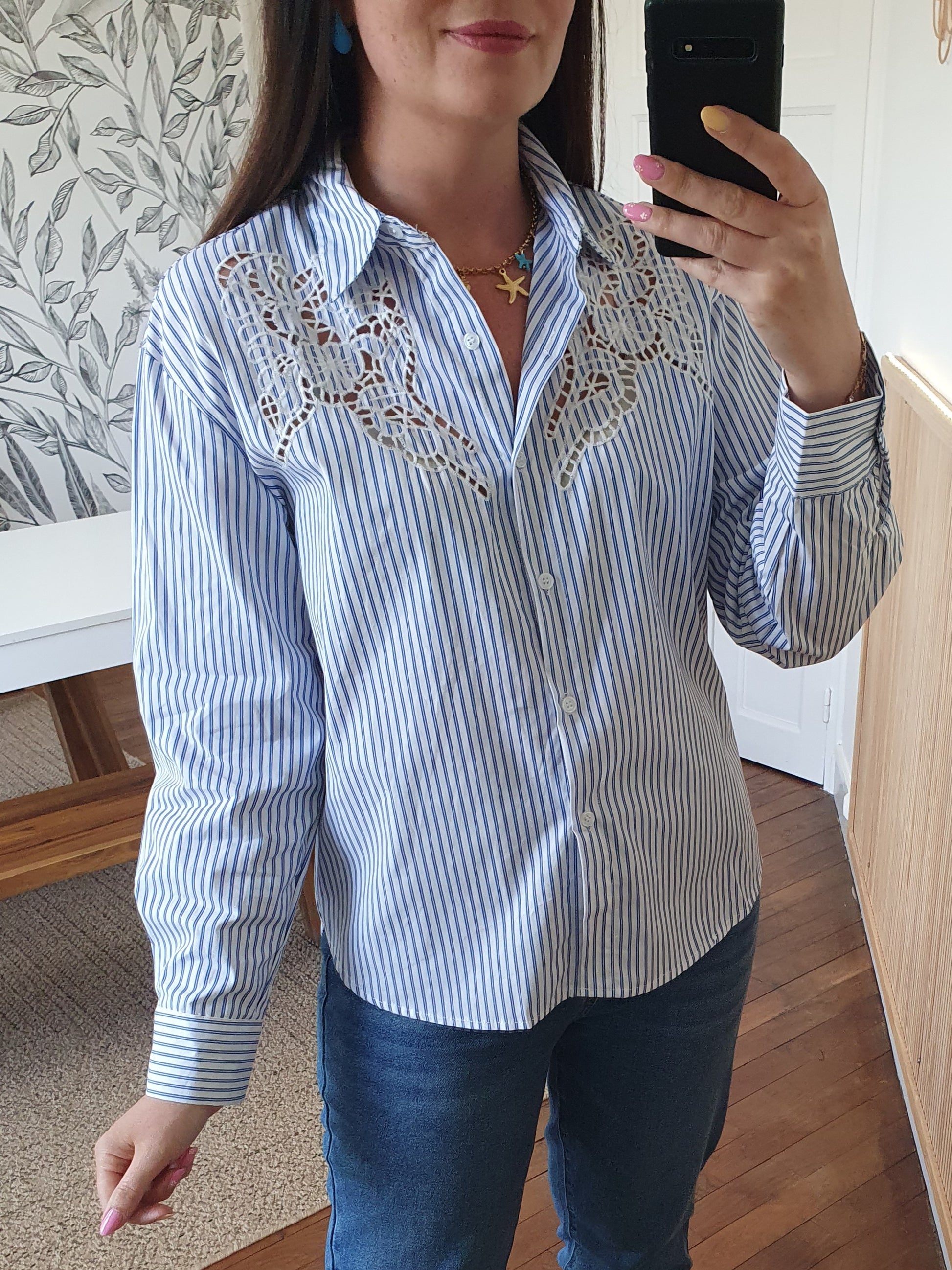 Chemise rayée bleu et blanc avec détails ajourés dentelle