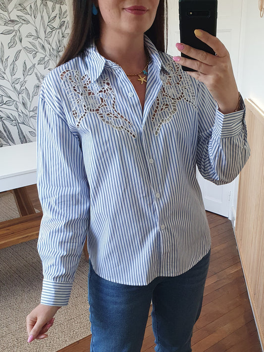 Chemise rayée bleu et blanc avec détails ajourés dentelle