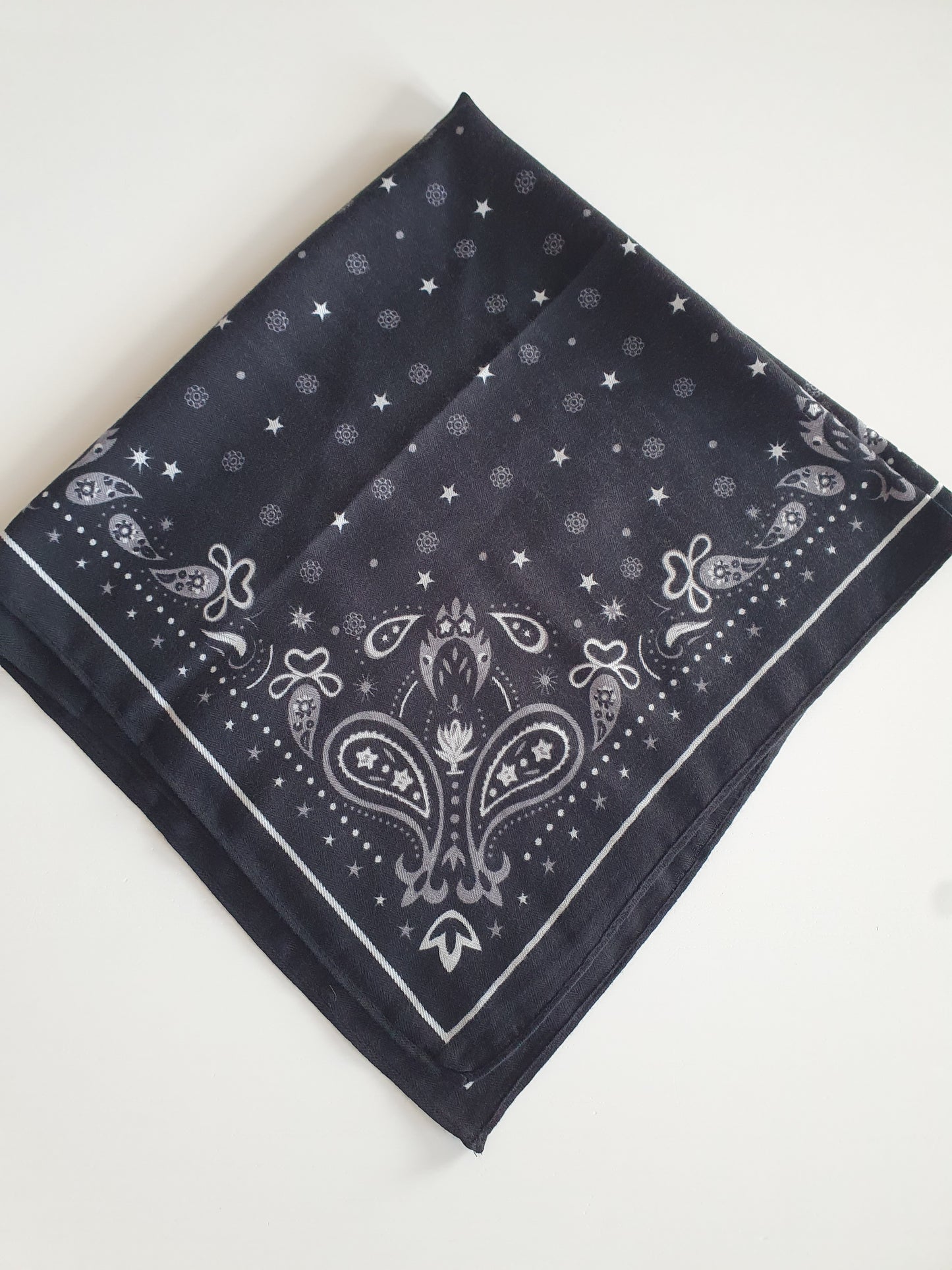 Carré noir viscose satiné bandana motif cachemire