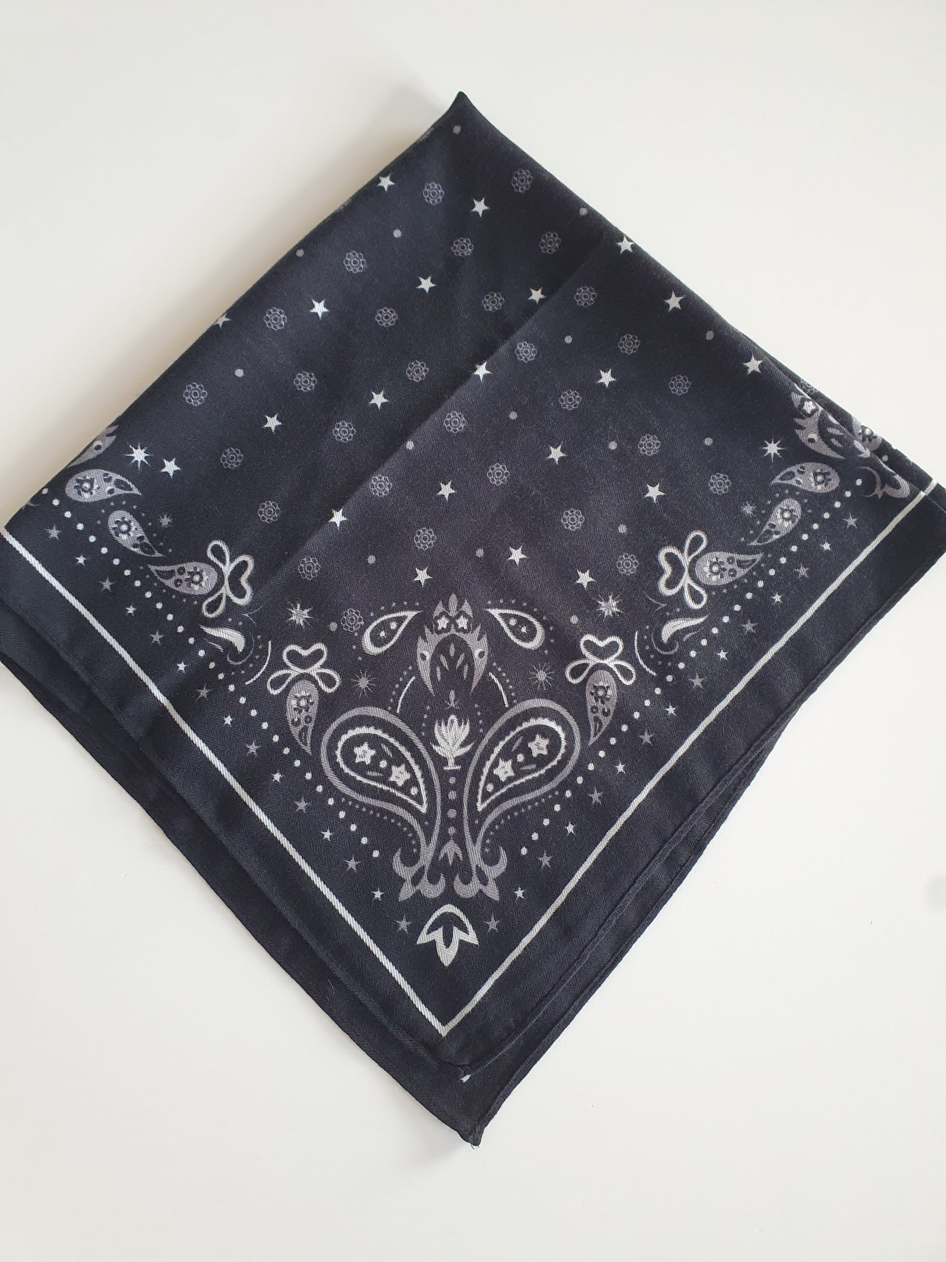 Carré noir viscose satiné bandana motif cachemire