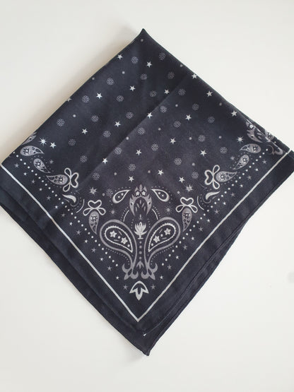 Carré noir viscose satiné bandana motif cachemire