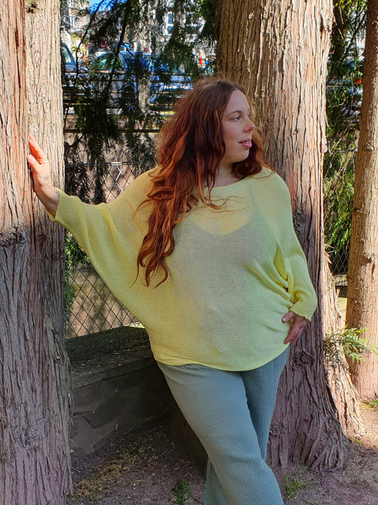 Pull ajouré jaune avec ruban au dos manches chauve souris