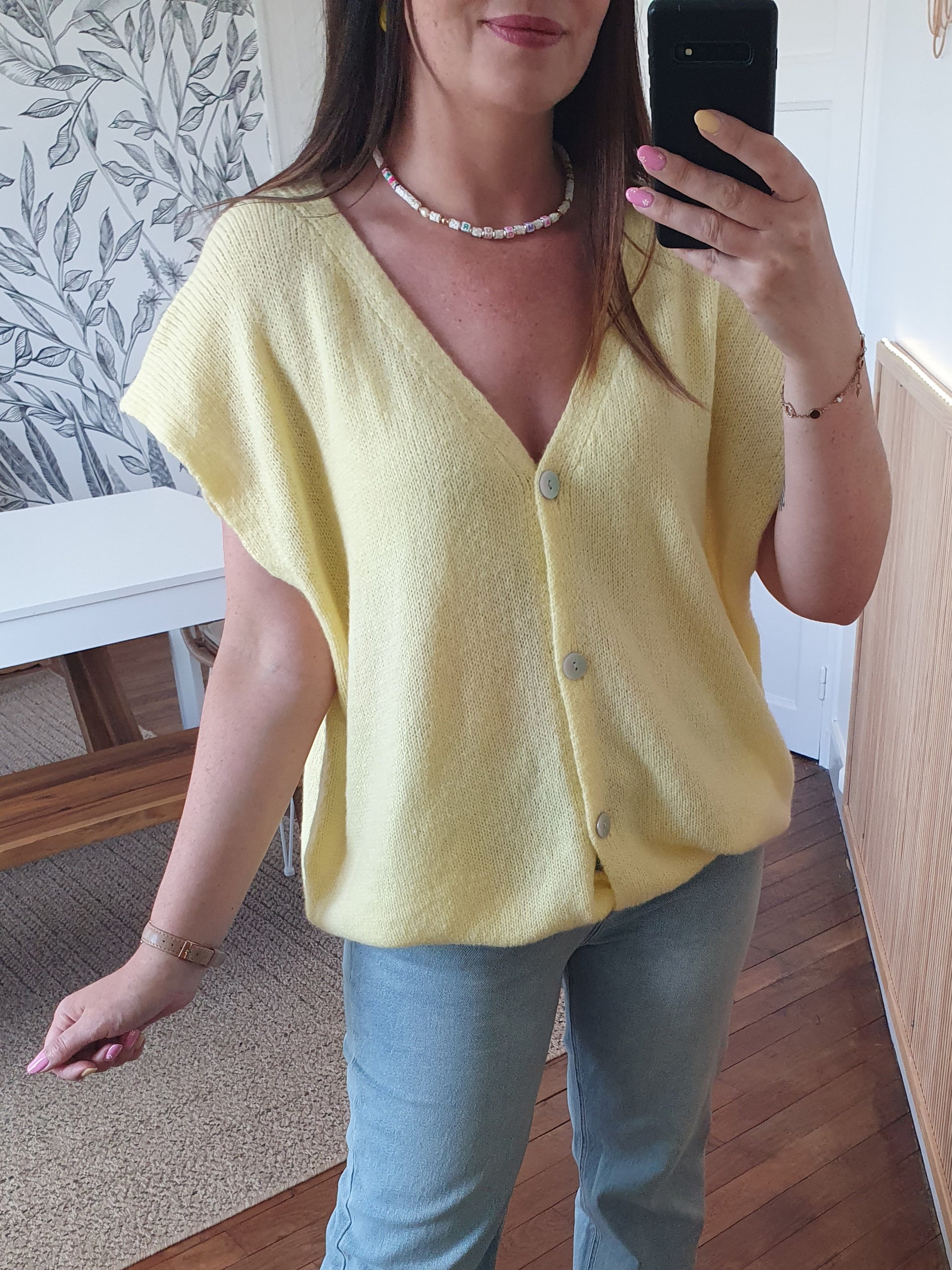 Gilet sans manches jaune pale tout doux avec boutons nacrés
