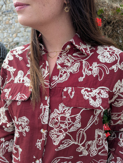 Chemise bordeaux et beige avec broderies fleurs