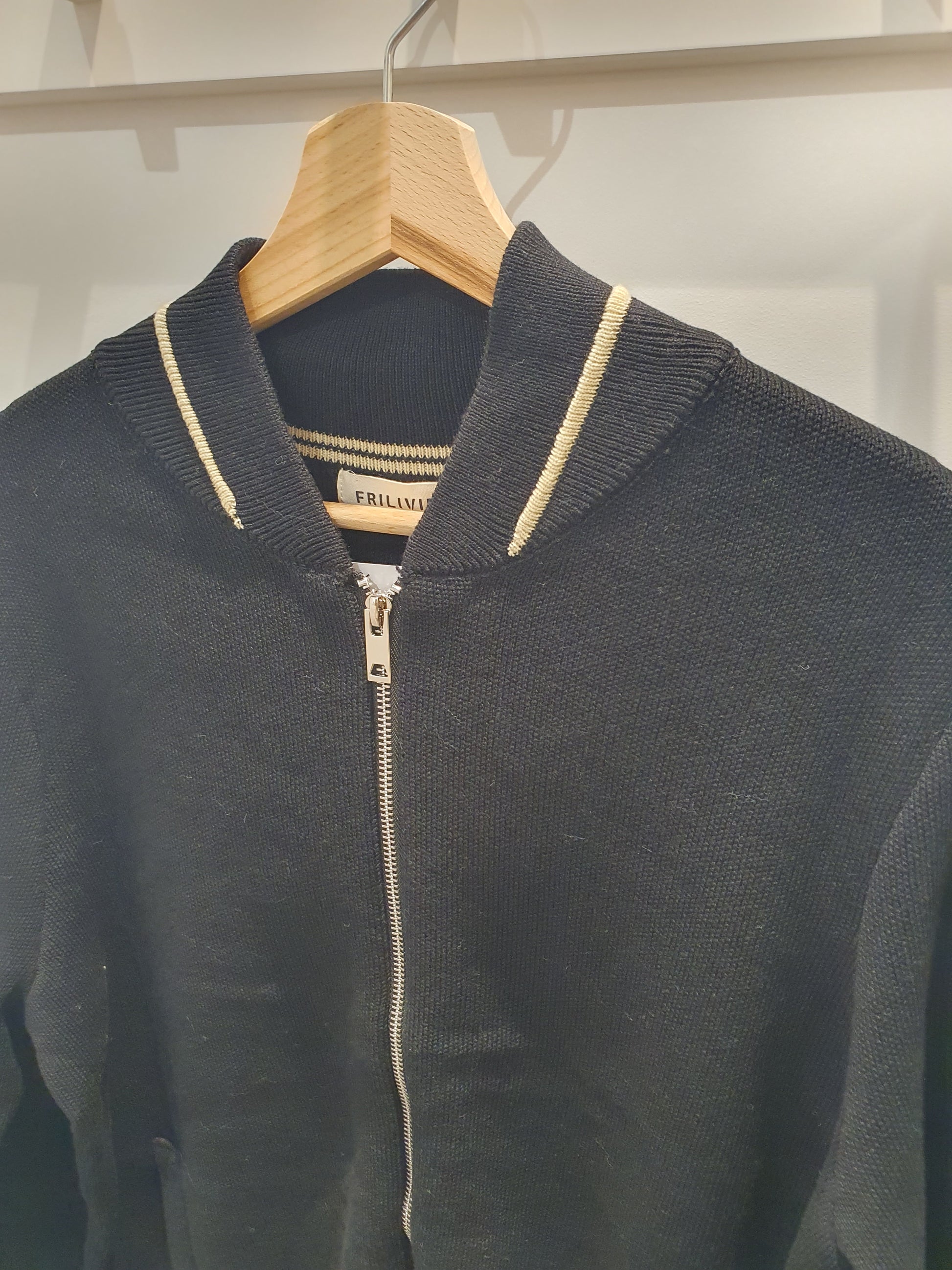 Gilet effet bomber noir et beige mode homme tendance sport