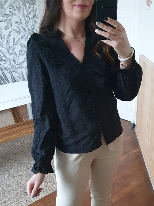 Blouse noire col en v avec détails froufrous jabot