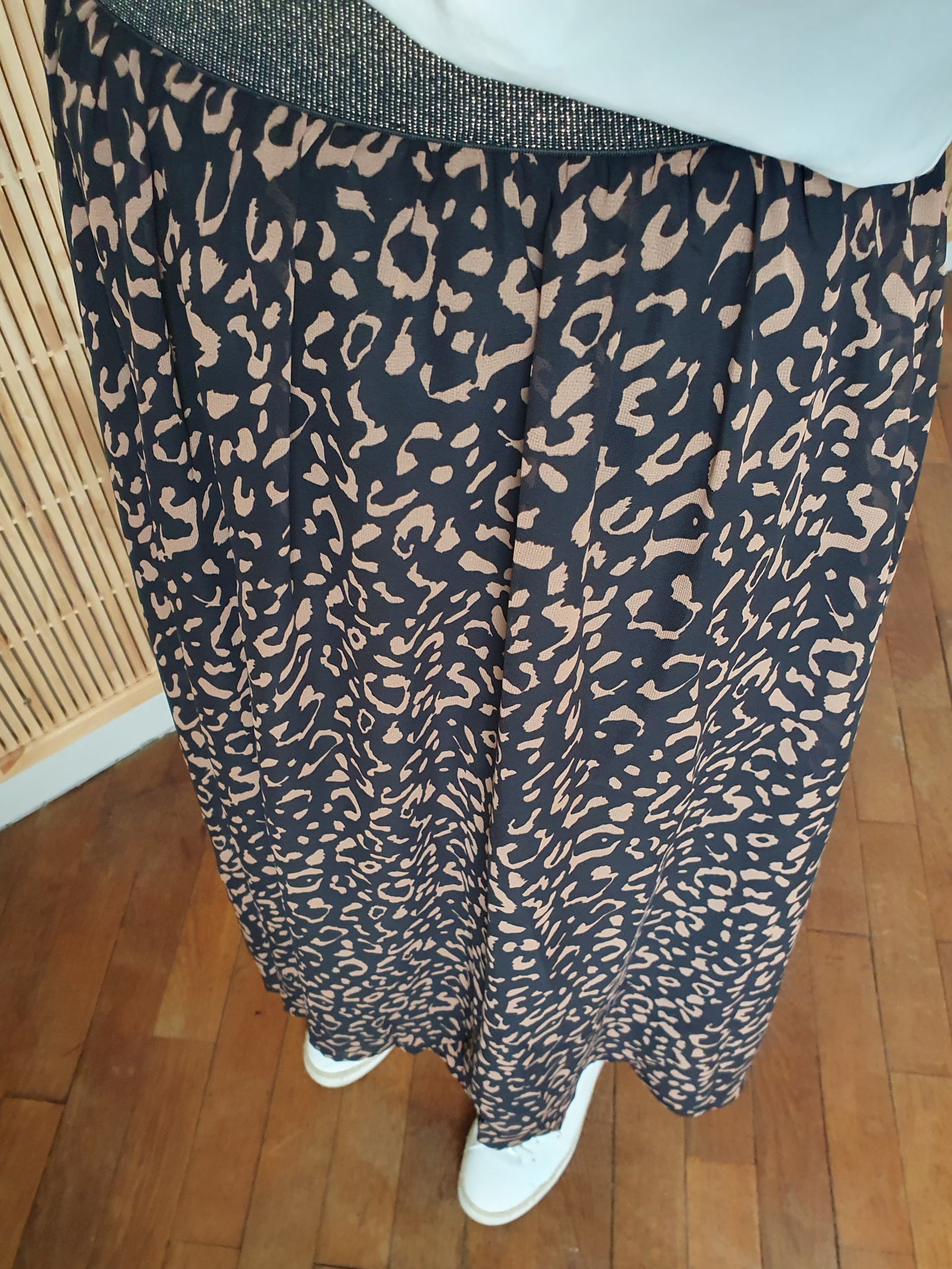 Jupe plissée motif léopard noir et marron pour femme