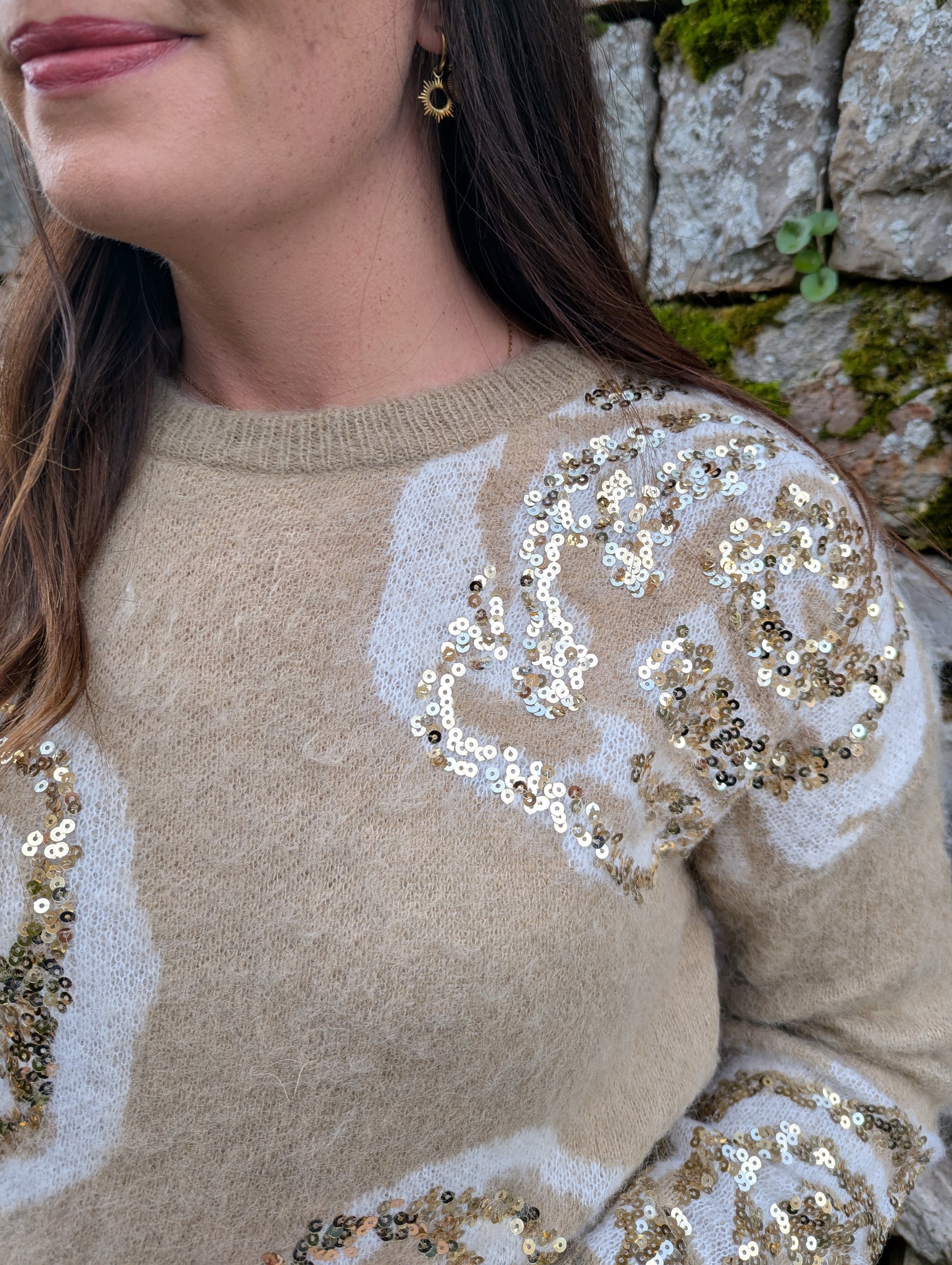 Pull beige camel fleurs sequins dorés col rond