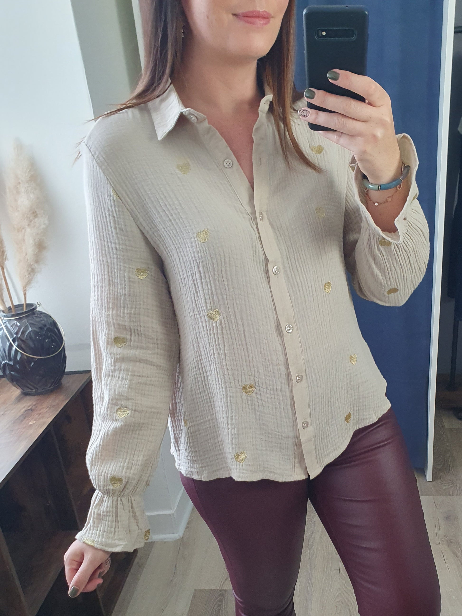 Chemise gaze de coton beige avec coeurs dorés femme