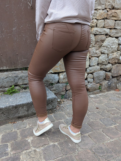 Pantalon huilé simili cuir marron camel push up