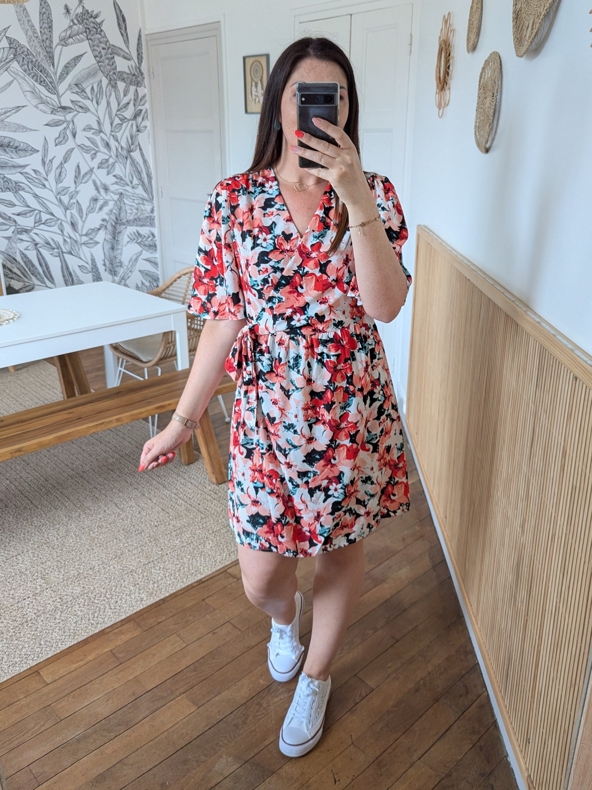 Robe courte fleurie cache-coeur et coupe portefeuille rose