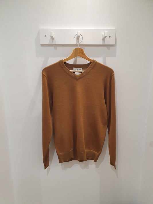 Pull fin col en V marron camel pour homme coupe slim fit