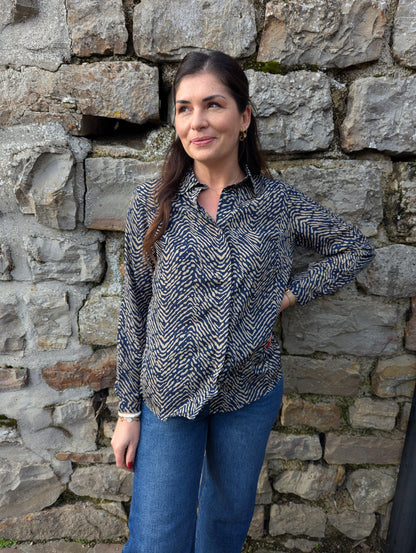 Chemise fluide imprimé motif zèbre marine et beige