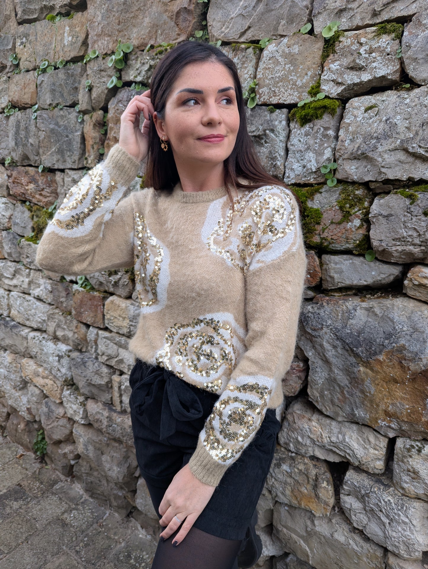 Pull beige camel fleurs sequins dorés col rond