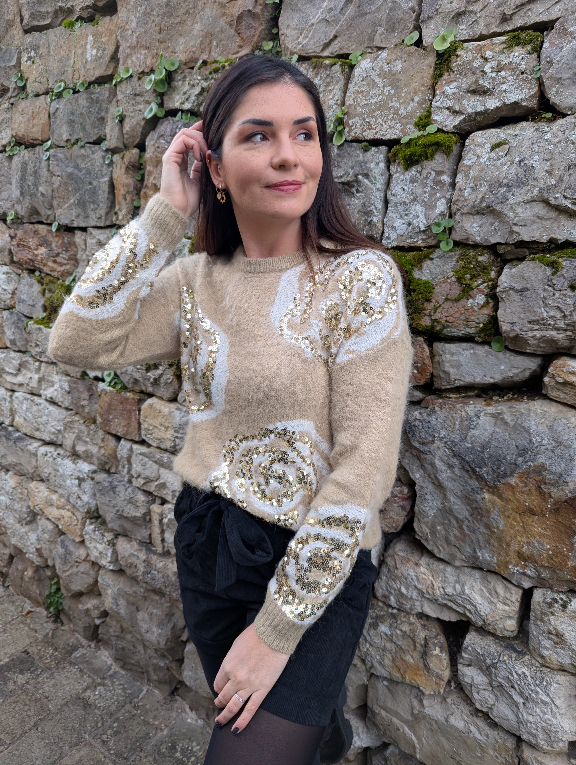 Pull beige camel fleurs sequins dorés col rond