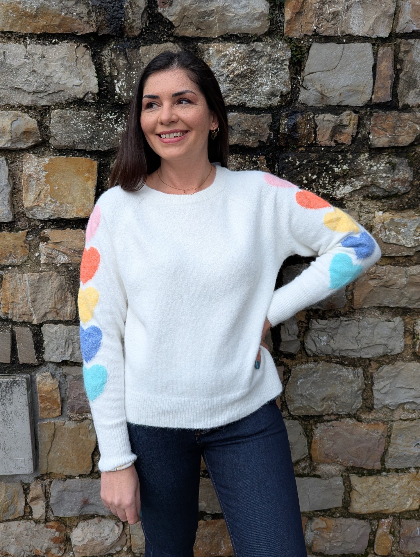 Pull blanc femme avec coeurs couleur pastel sur les manches