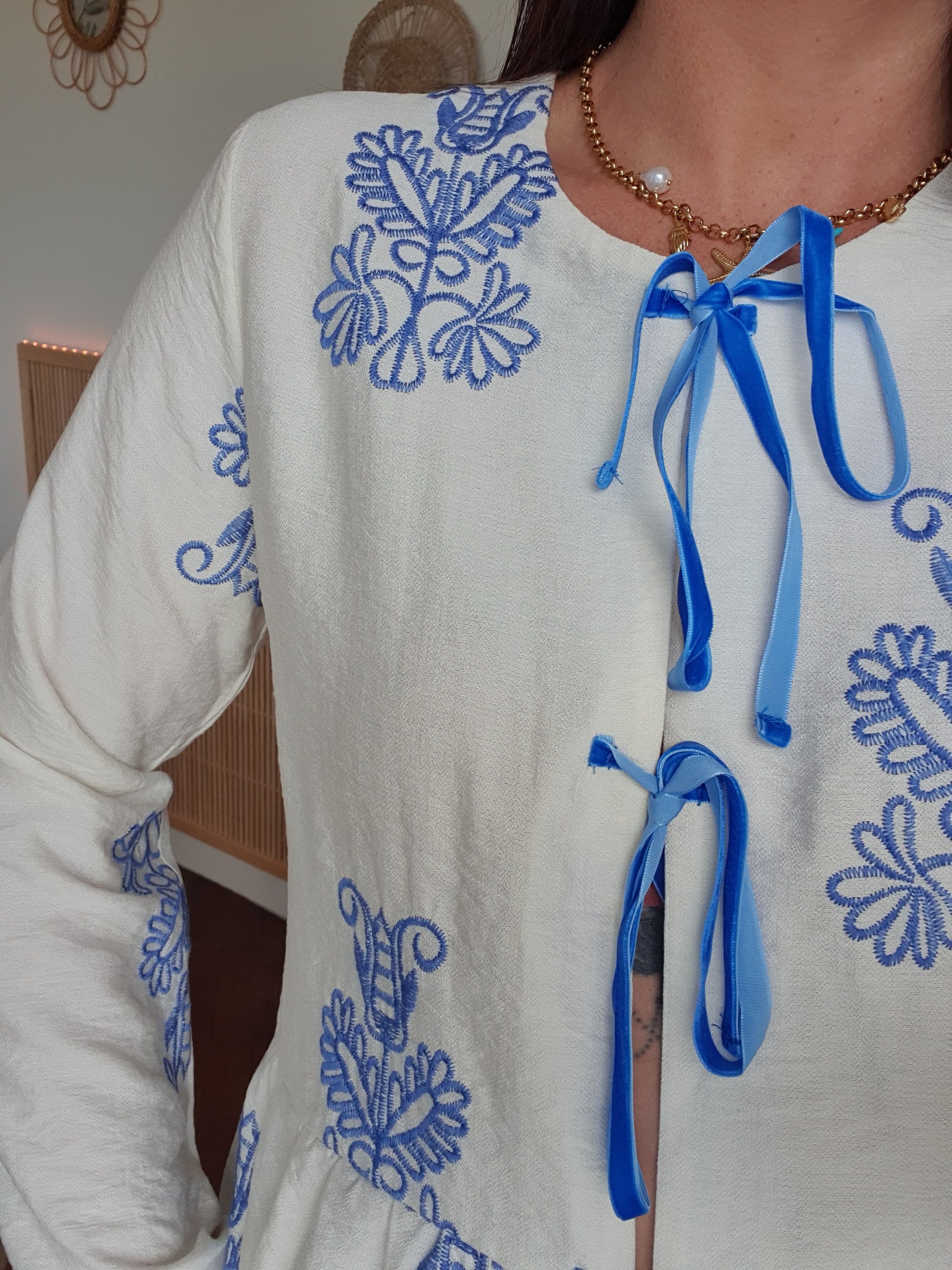 Blouse écru bleu avec broderies et fermeture noeuds devant
