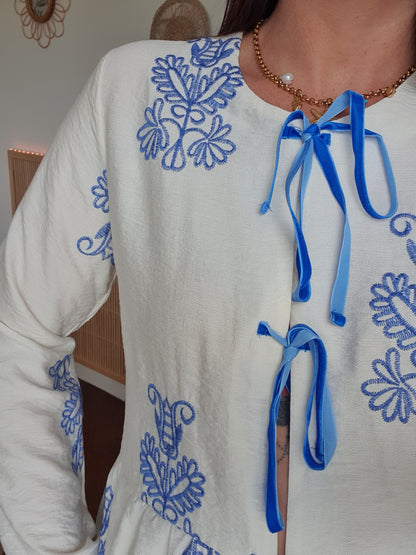Blouse écru bleu avec broderies et fermeture noeuds devant