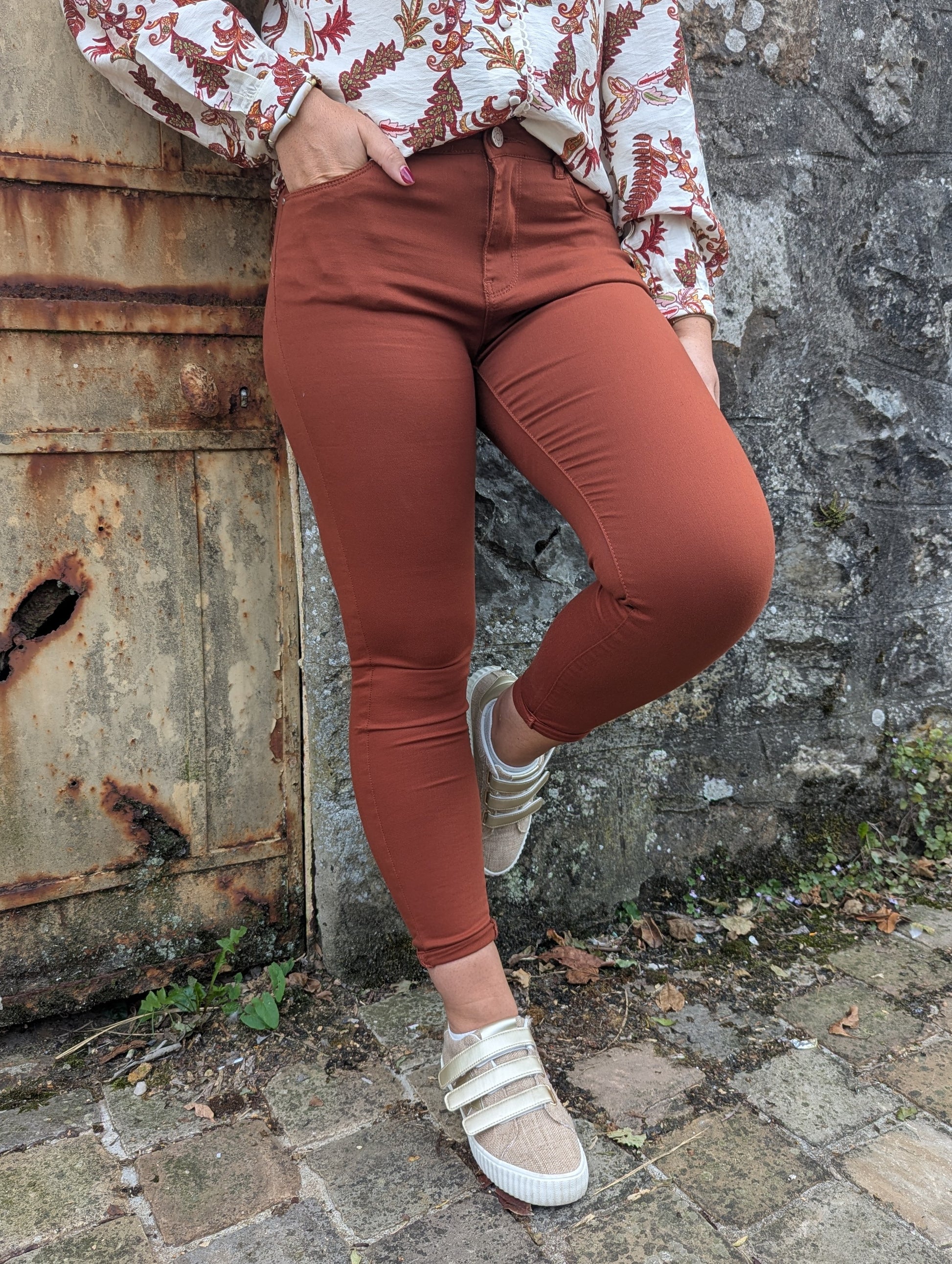 Jean slim stretch brique terracotta seconde peau femme