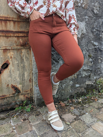 Jean slim stretch brique terracotta seconde peau femme