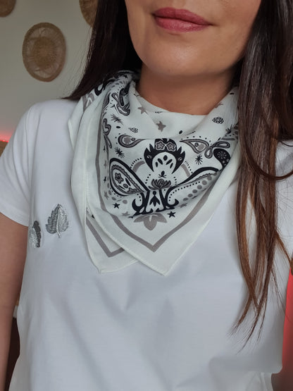 Carré blanc écru viscose satiné bandana motif cachemire